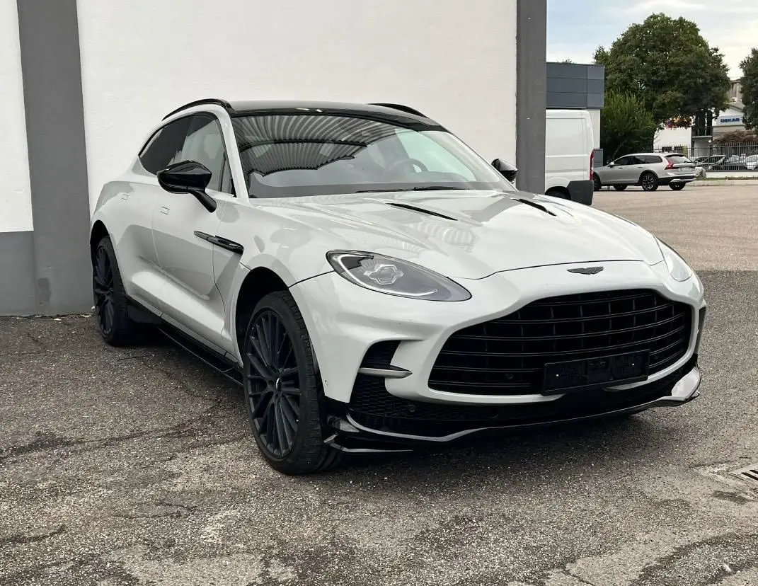 Aston Martin DBX 707 2026, extérieur — Barcelona Luxury Car Rental, Barcelona. L'Aston Martin DBX 707, millésime 2026, appartient à cette catégorie rare de SUV où la…