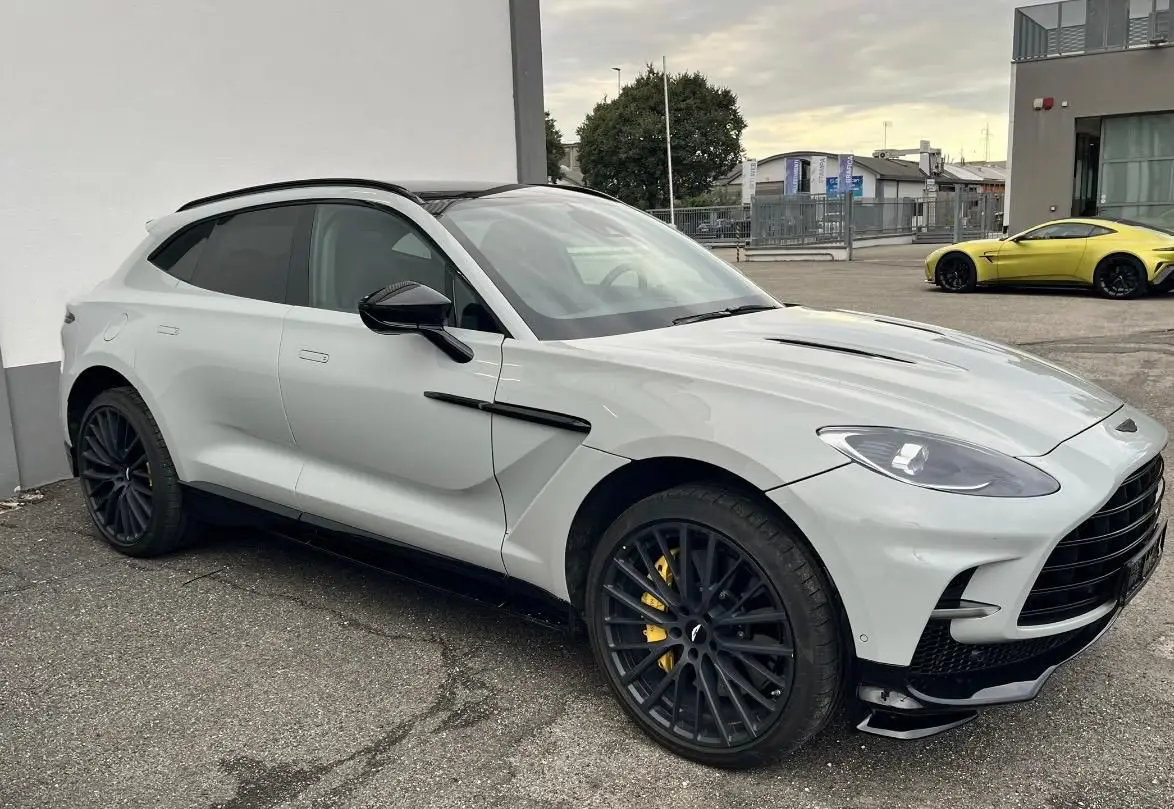 Aston Martin DBX 707 2026, vue avant — Barcelona Luxury Car Rental, Barcelona. L'Aston Martin DBX 707, millésime 2026, appartient à cette catégorie rare de SUV où la…