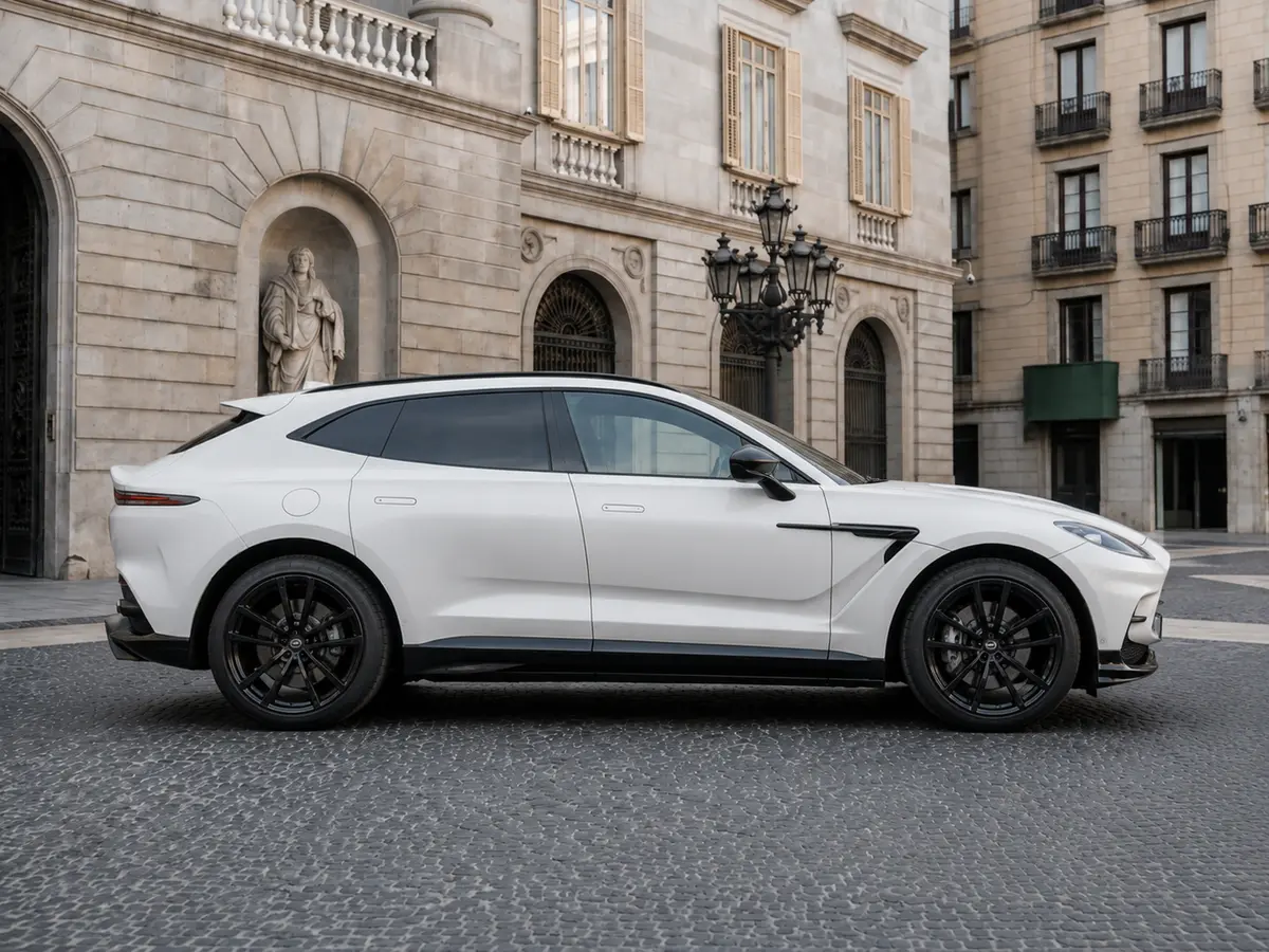 Aston Martin DBX 707 2026, front view — Barcelona Luxury Car Rental, Barcelona. The Aston Martin DBX 707 pairs 707 hp with a five-seat cabin, a combination few SUVs in…