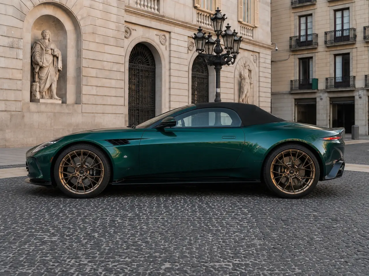 Aston Martin Vantage V8 Spider 2026, extérieur — Barcelona Luxury Car Rental, Barcelone. L'Aston Martin Vantage V8 Spider impose sa présence dès les premiers mètres : un V8 de…
