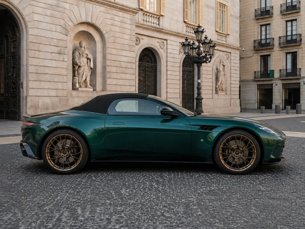 Aston Martin Vantage V8 Spider 2026, vue avant — Barcelona Luxury Car Rental, Barcelone. L'Aston Martin Vantage V8 Spider impose sa présence dès les premiers mètres : un V8 de…