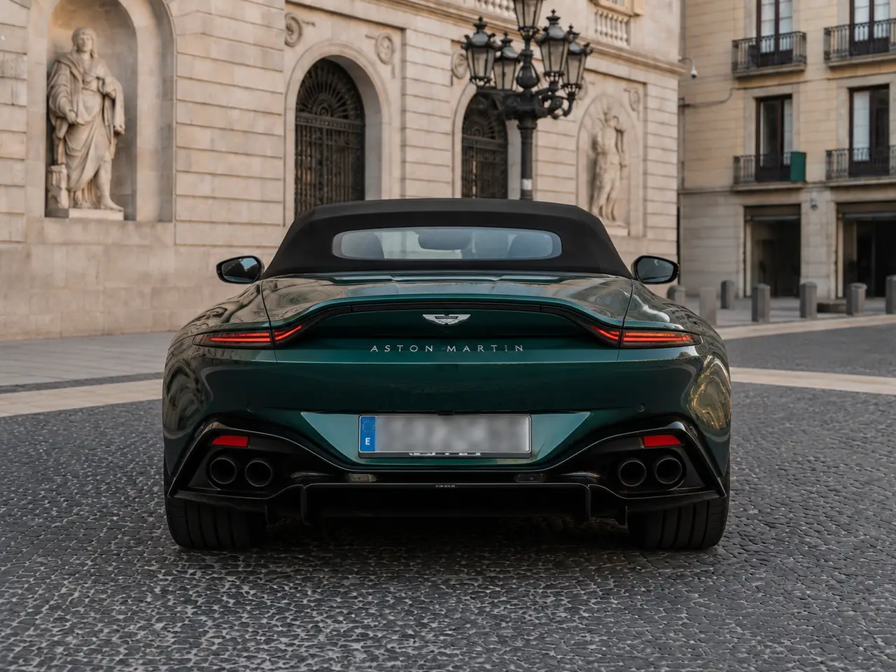 Aston Martin Vantage V8 Spider 2026, vue arrière — Barcelona Luxury Car Rental, Barcelone. L'Aston Martin Vantage V8 Spider impose sa présence dès les premiers mètres : un V8 de…