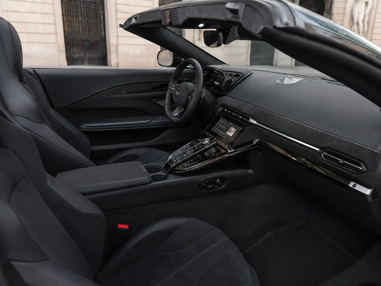 Aston Martin Vantage V8 Spider 2026, intérieur — Barcelona Luxury Car Rental, Barcelone. L'Aston Martin Vantage V8 Spider impose sa présence dès les premiers mètres : un V8 de…