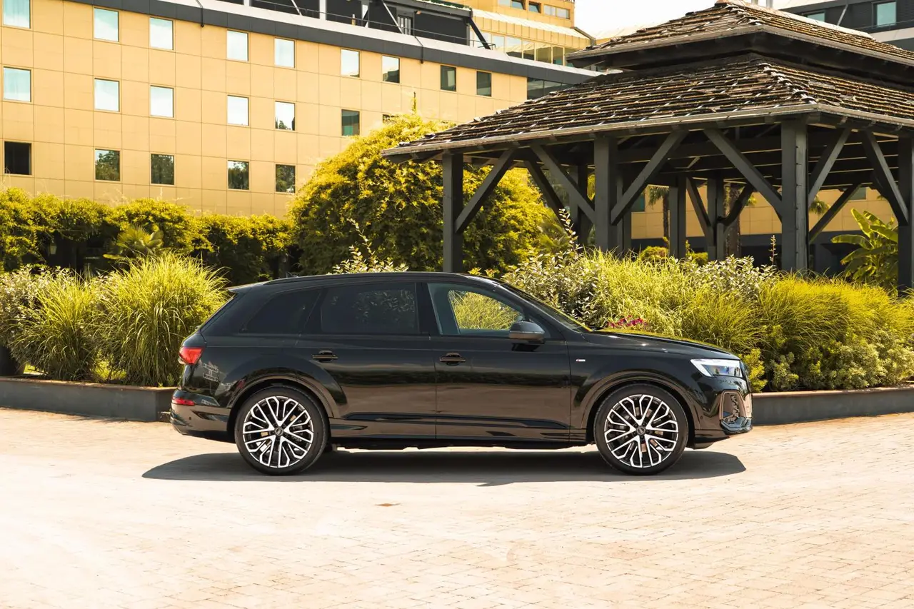 Audi Q7 50 TDI S-Line Edition 2025, front view — Barcelona Luxury Car Rental, Barcelona. The Audi Q7 50 TDI S-Line Edition brings a different kind of presence to the fleet: a…