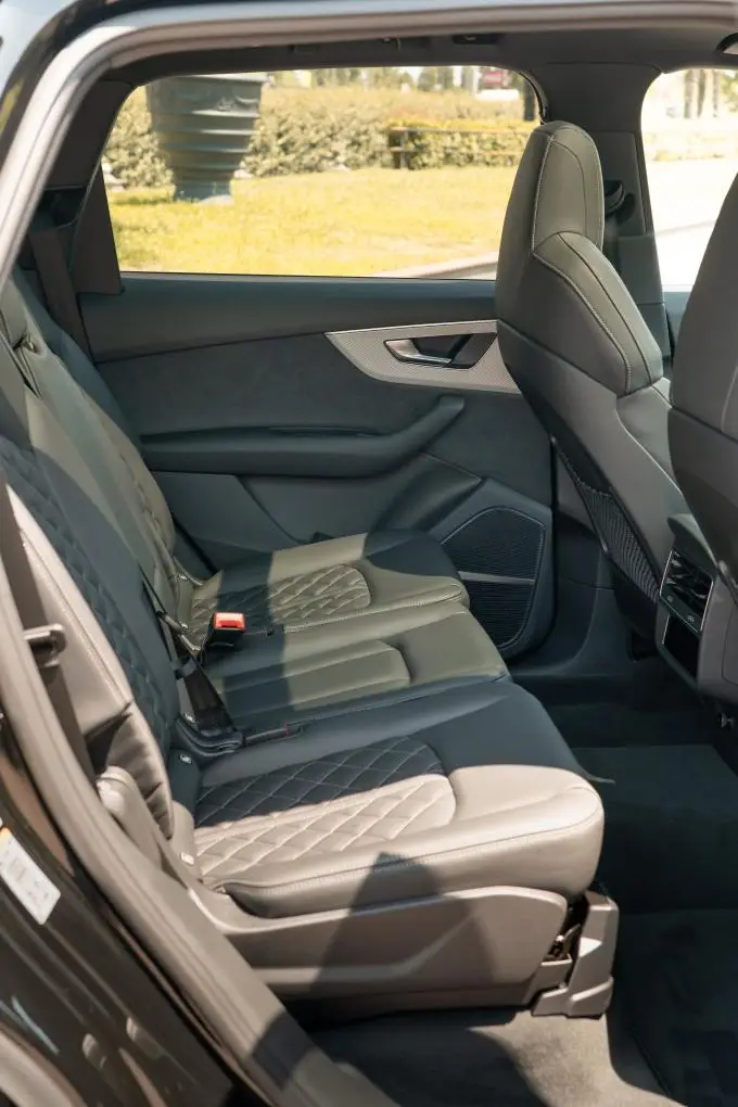 Audi Q7 50 TDI S-Line Edition 2025, rear view — Barcelona Luxury Car Rental, Barcelona. The Audi Q7 50 TDI S-Line Edition brings a different kind of presence to the fleet: a…