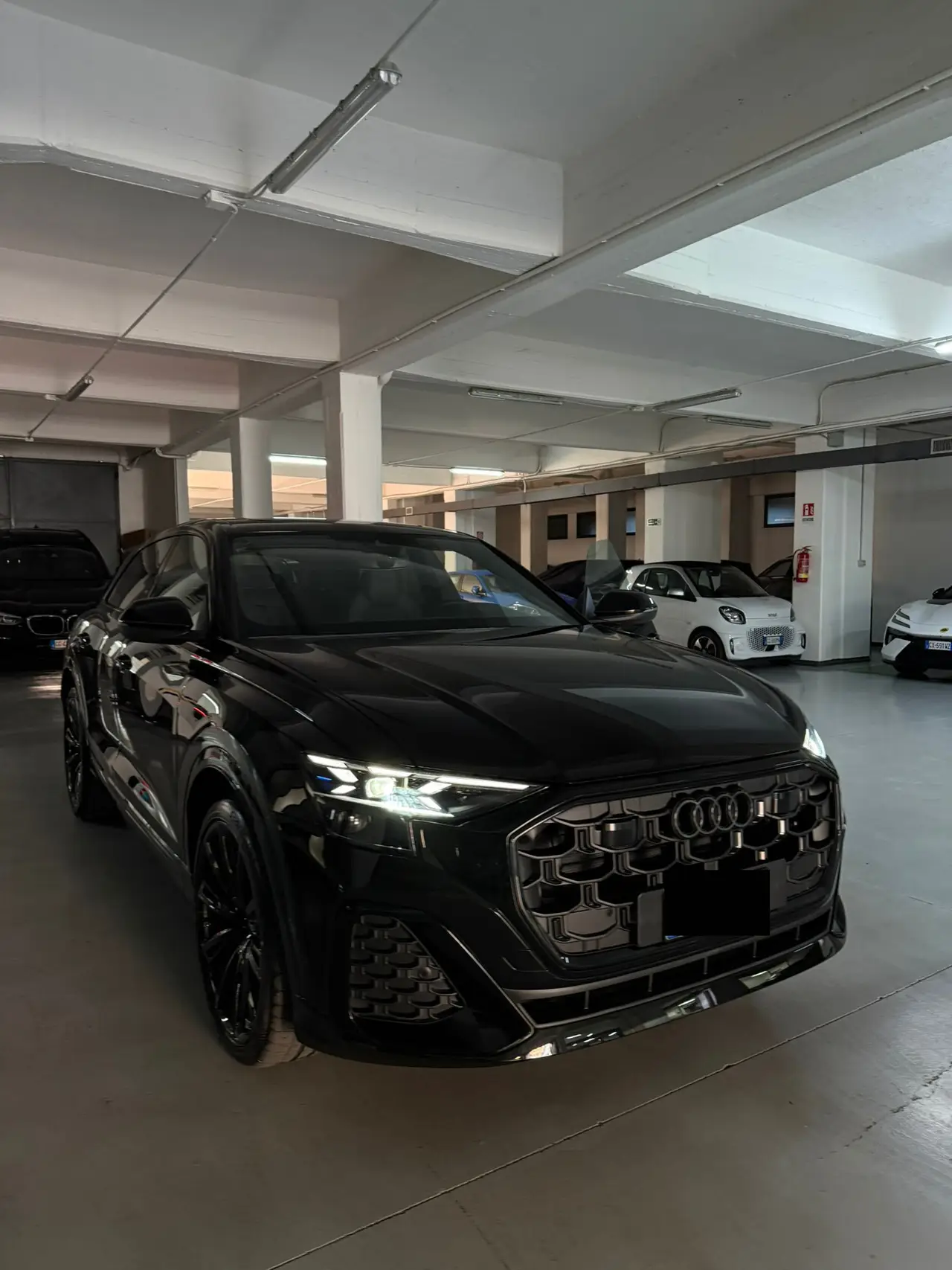 Audi Q8 2025, front view — Barcelona Luxury Car Rental, Barcelona. The 2025 Audi Q8 sits in the fleet as the quiet, capable choice for clients who want SUV…