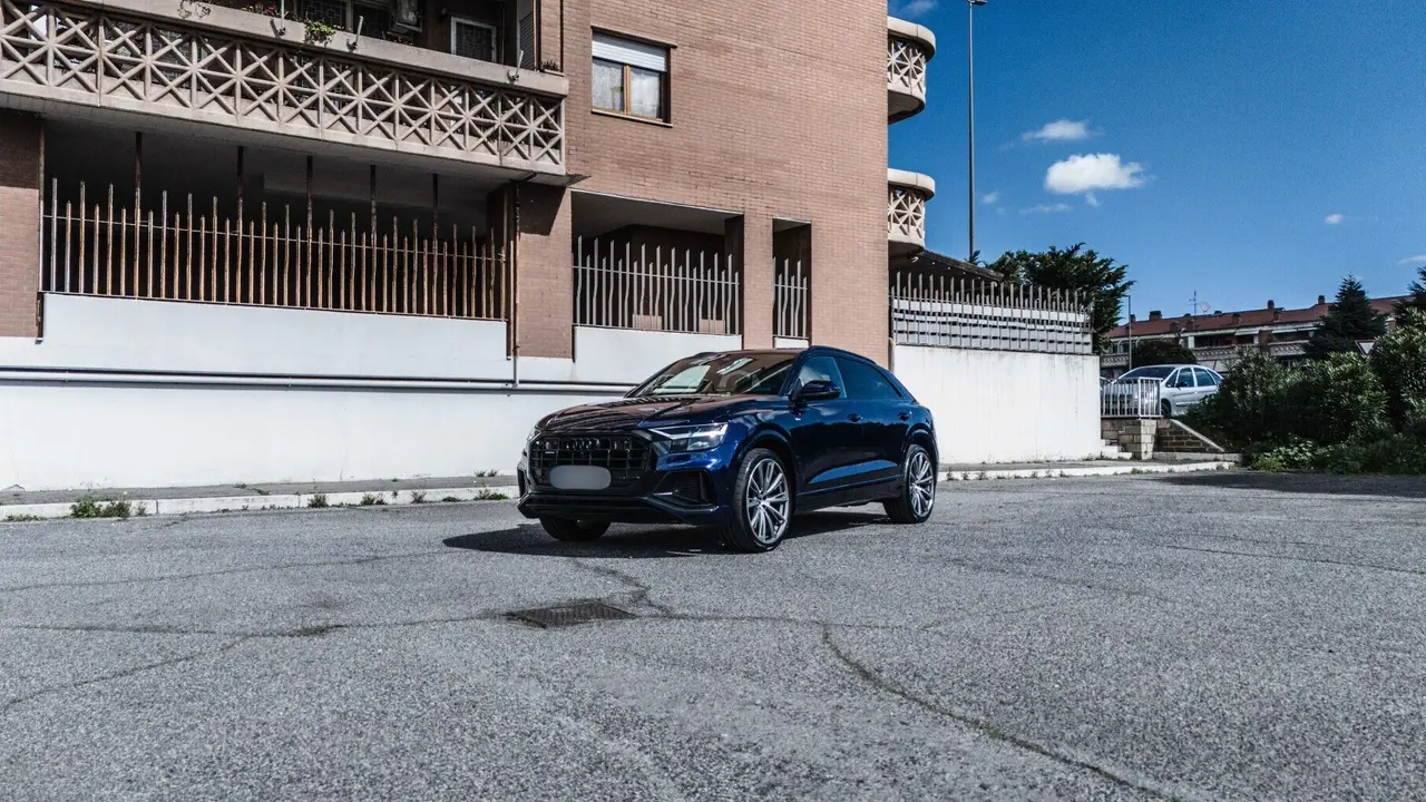 Audi Q8 55 TFSI 2022, extérieur — Barcelona Luxury Car Rental, Barcelona. L'Audi Q8 55 TFSI de 2026 impose une présence sobre plutôt que spectaculaire : calandre…
