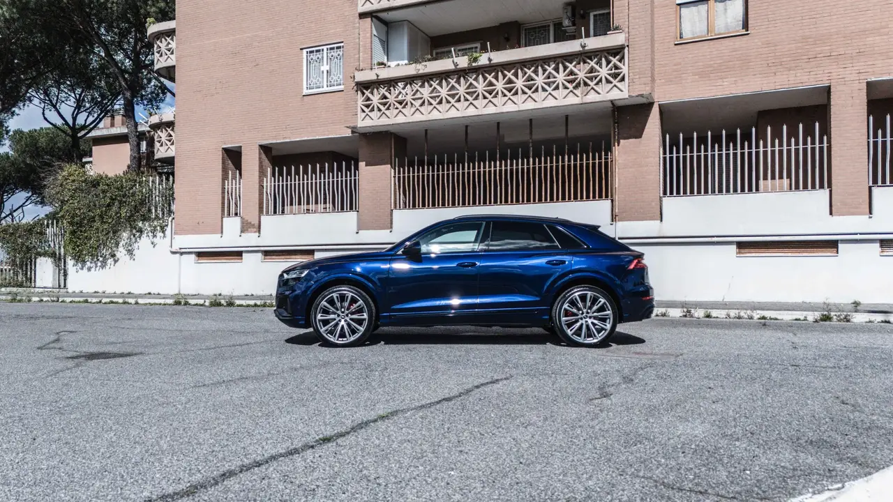 Audi Q8 55 TFSI 2022, vue avant — Barcelona Luxury Car Rental, Barcelona. L'Audi Q8 55 TFSI de 2026 impose une présence sobre plutôt que spectaculaire : calandre…