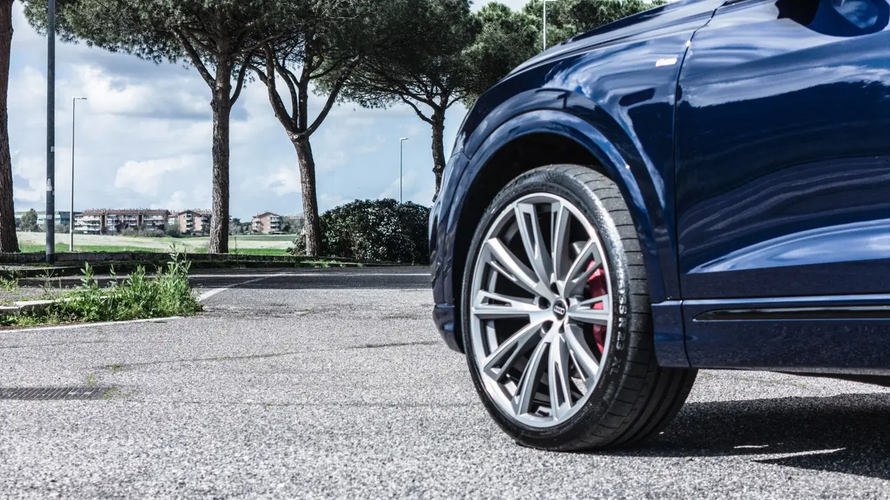 Audi Q8 55 TFSI 2022, vue arrière — Barcelona Luxury Car Rental, Barcelona. L'Audi Q8 55 TFSI de 2026 impose une présence sobre plutôt que spectaculaire : calandre…