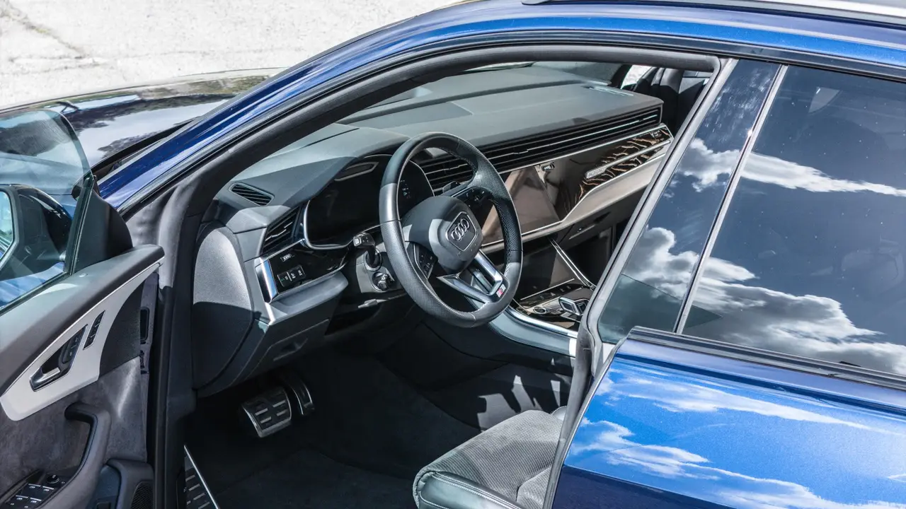 Audi Q8 55 TFSI 2022, intérieur — Barcelona Luxury Car Rental, Barcelona. L'Audi Q8 55 TFSI de 2026 impose une présence sobre plutôt que spectaculaire : calandre…