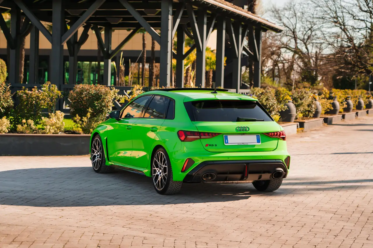 Audi RS3 Restyling 2025, exterior — Barcelona Luxury Car Rental, Barcelona. El Audi RS3 Restyling de 2025 es un deportivo de cuatro plazas pensado para quien busca…