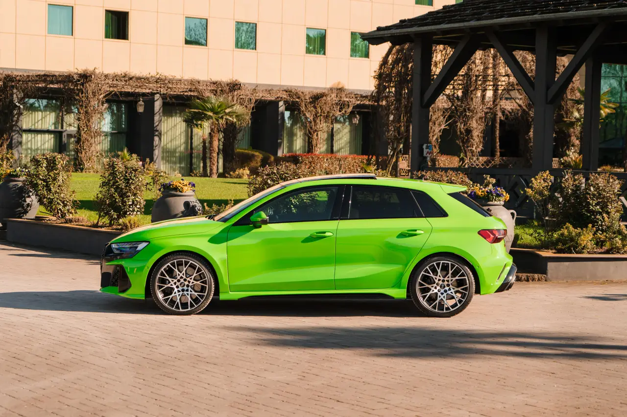 Audi RS3 Restyling 2025, vista frontal — Barcelona Luxury Car Rental, Barcelona. El Audi RS3 Restyling de 2025 es un deportivo de cuatro plazas pensado para quien busca…