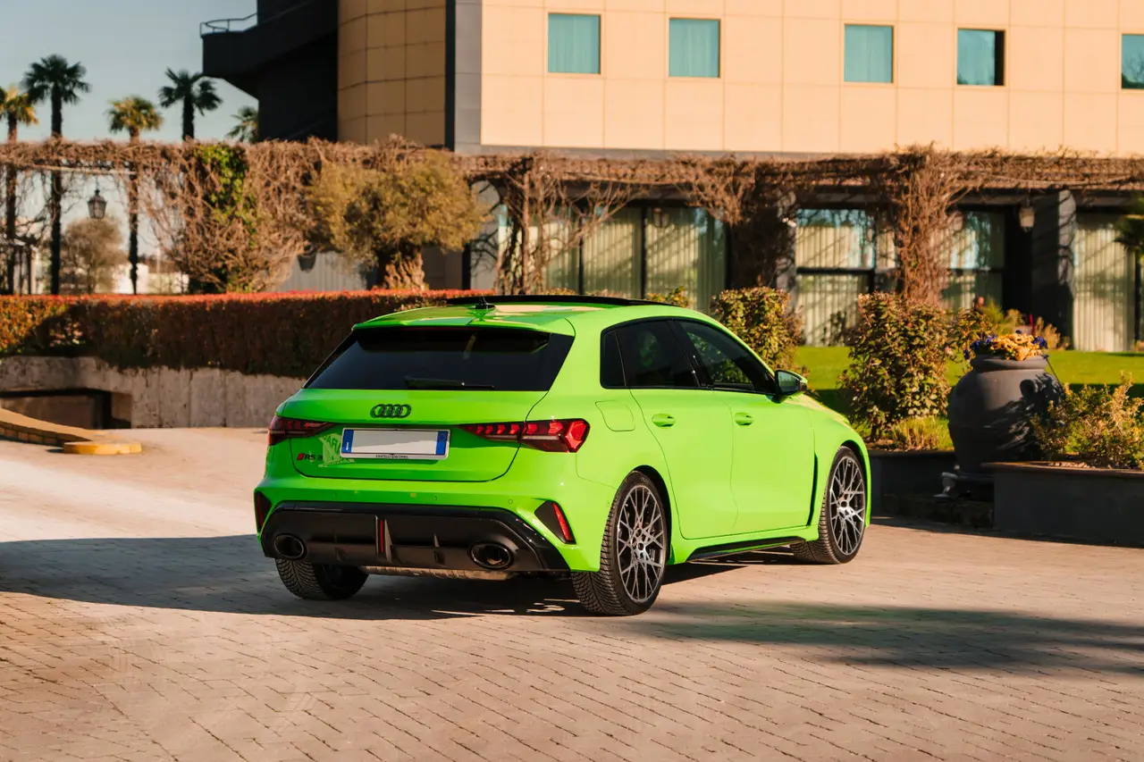 Audi RS3 Restyling 2025, vista trasera — Barcelona Luxury Car Rental, Barcelona. El Audi RS3 Restyling de 2025 es un deportivo de cuatro plazas pensado para quien busca…