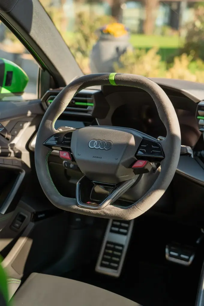 Audi RS3 Restyling 2025, interior — Barcelona Luxury Car Rental, Barcelona. El Audi RS3 Restyling de 2025 es un deportivo de cuatro plazas pensado para quien busca…