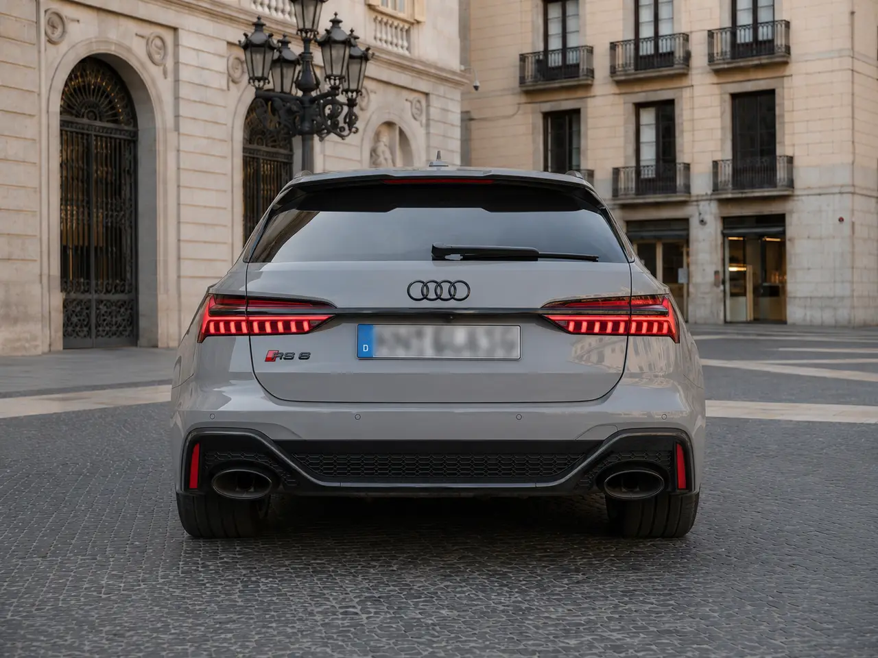 Audi RS6 Dynamic 2023, vista trasera — Barcelona Luxury Car Rental, Barcelona. El Audi RS6 Dynamic de 2023 combina la carrocería familiar del Avant con una mecánica de…