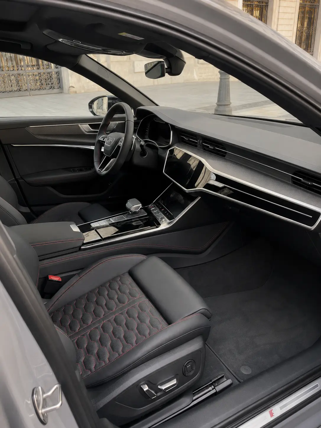 Audi RS6 Dynamic 2023, interior — Barcelona Luxury Car Rental, Barcelona. El Audi RS6 Dynamic de 2023 combina la carrocería familiar del Avant con una mecánica de…