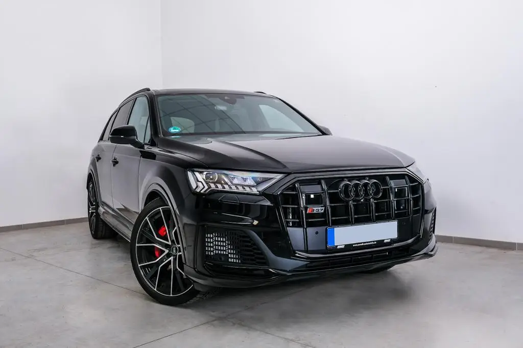 Audi SQ7 2025, rear view — Barcelona Luxury Car Rental, Barcelona. The 2025 Audi SQ7 carries 507 hp through a seven-seat body, a combination that few SUVs…