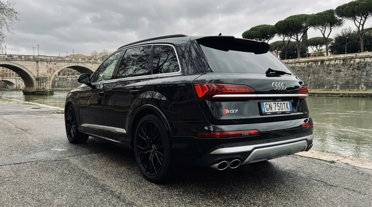 Audi SQ7 7seater 2023, exterior — Barcelona Luxury Car Rental, Barcelona. El Audi SQ7 de siete plazas reúne los 530 CV de su motor con el equilibrio propio de un…