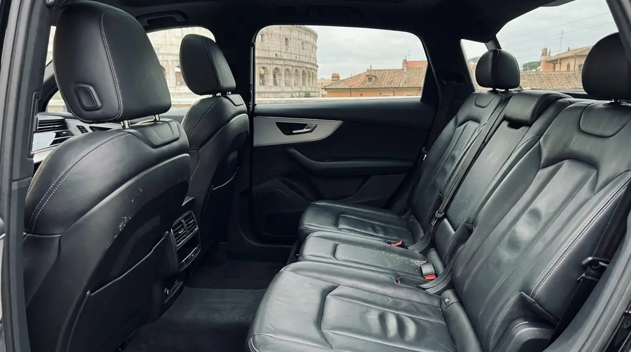 Audi SQ7 7seater 2023, interior — Barcelona Luxury Car Rental, Barcelona. El Audi SQ7 de siete plazas reúne los 530 CV de su motor con el equilibrio propio de un…