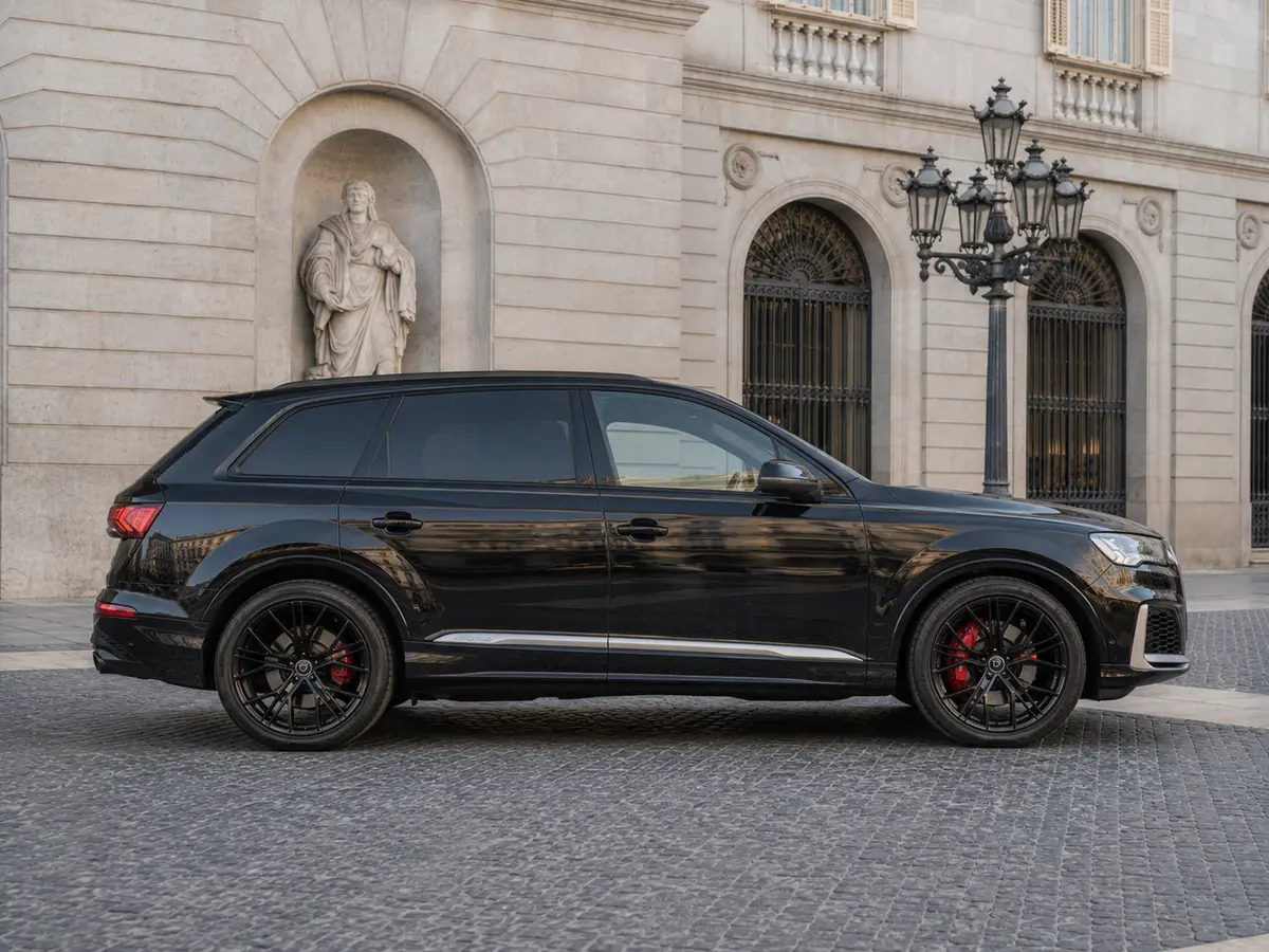 Audi SQ7 7seater 2023, front view — Barcelona Luxury Car Rental, Barcelona. The 2023 Audi SQ7 pairs a 530 hp drivetrain with genuine seven-seat practicality, a…
