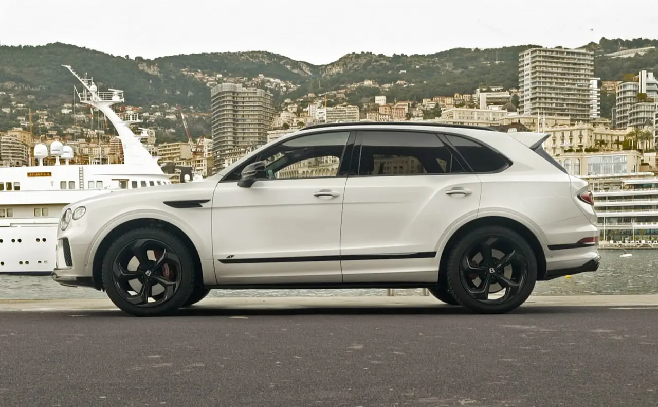 Bentley Bentayga V8-S 2024, внешний вид — Barcelona Luxury Car Rental, Барселона. Из Барселоны в Коста-Браву — в абсолютной тишине