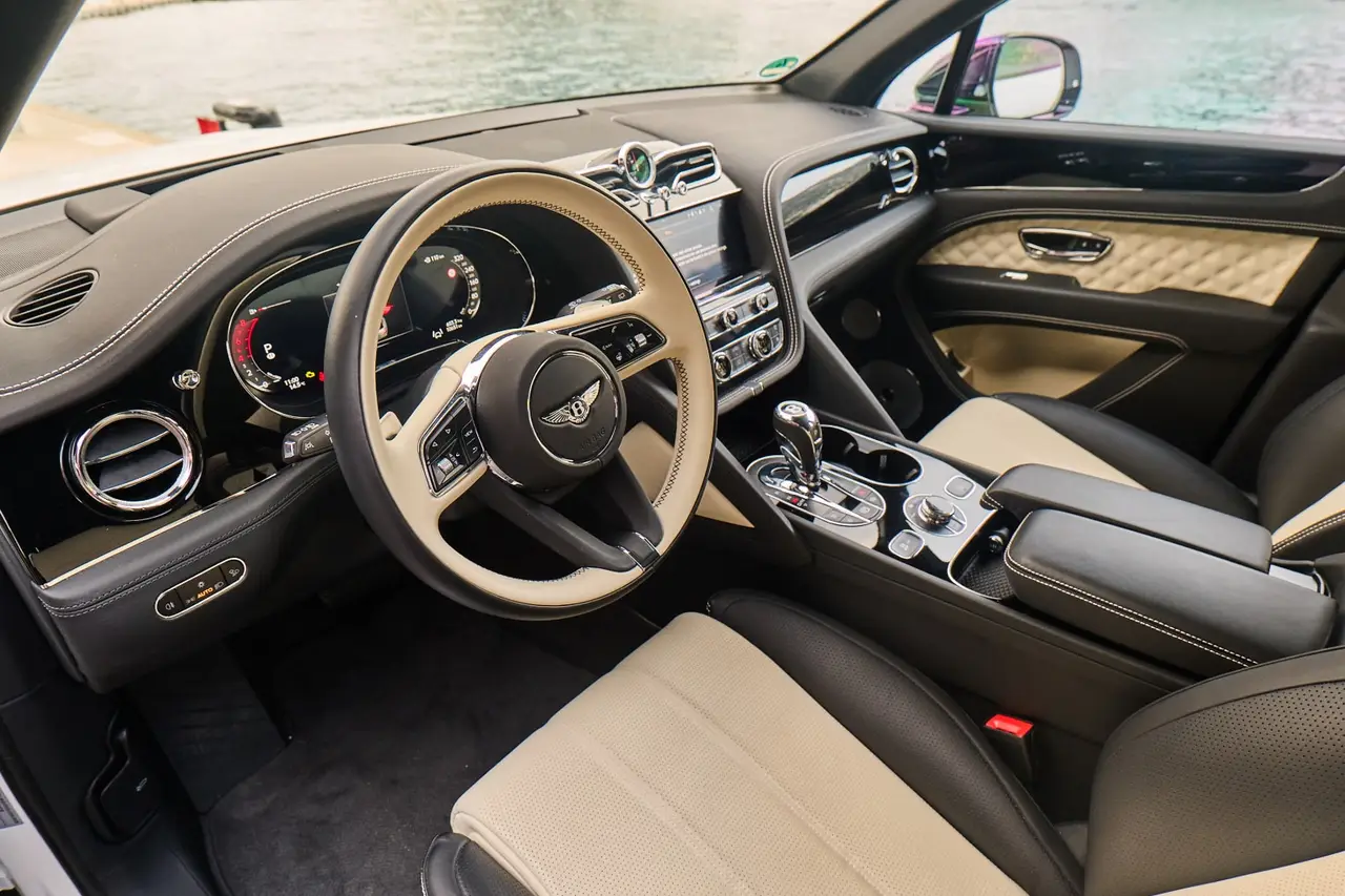 Bentley Bentayga V8-S 2024, вид сзади — Barcelona Luxury Car Rental, Барселона. Из Барселоны в Коста-Браву — в абсолютной тишине