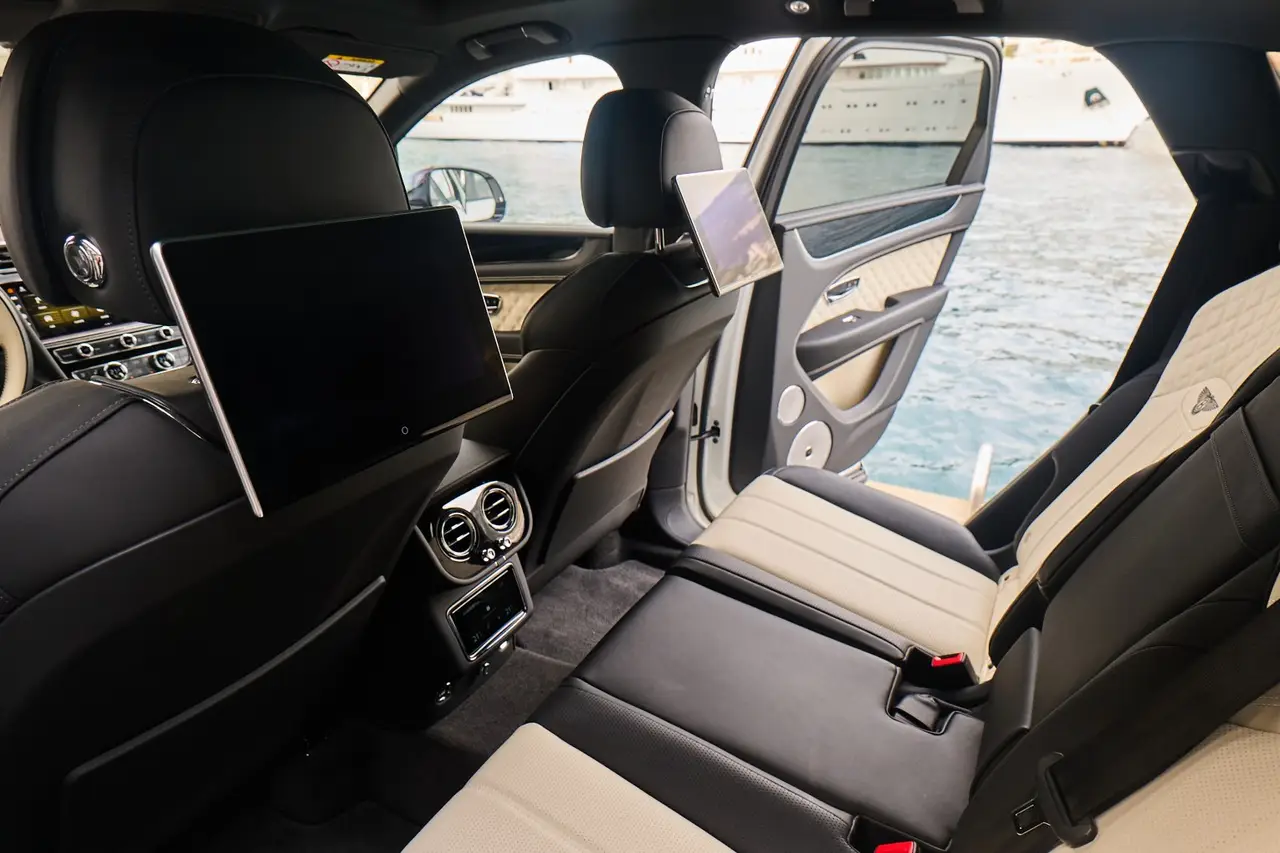 Bentley Bentayga V8-S 2024, салон — Barcelona Luxury Car Rental, Барселона. Из Барселоны в Коста-Браву — в абсолютной тишине