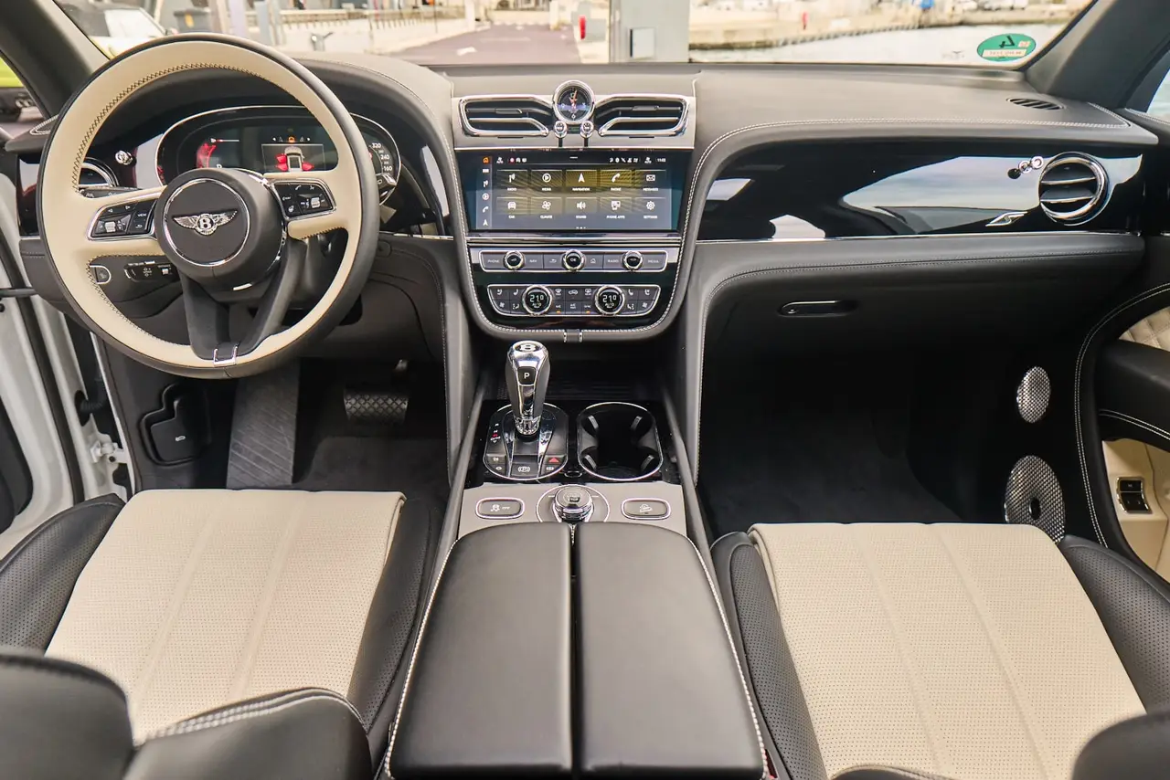 Bentley Bentayga V8-S 2024, приборная панель — Barcelona Luxury Car Rental, Барселона. Из Барселоны в Коста-Браву — в абсолютной тишине