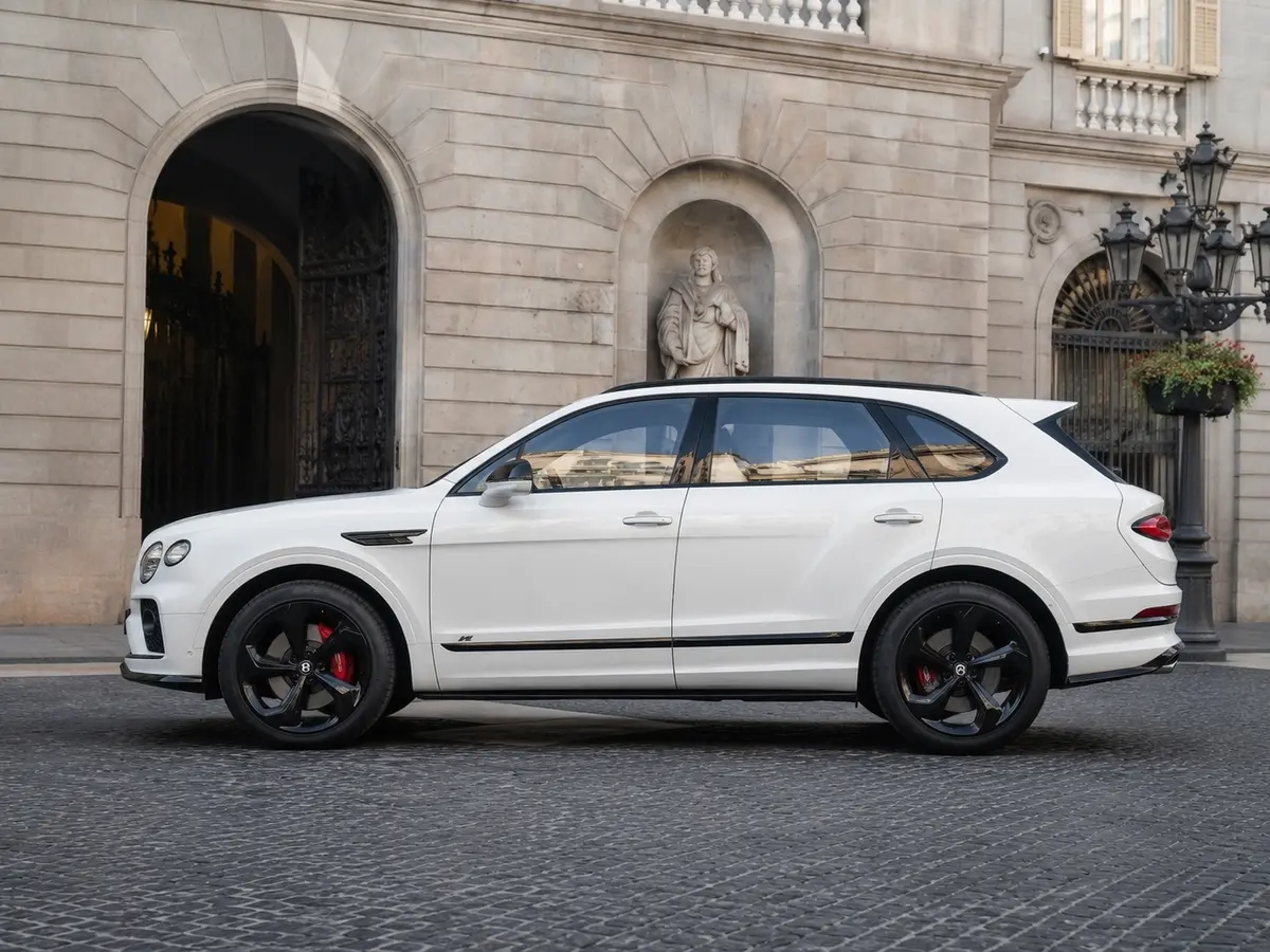 Bentley Bentayga V8-S 2024, exterior — Barcelona Luxury Car Rental, Barcelona. El Bentley Bentayga V8-S 2024 es un todoterreno de lujo de cinco plazas disponible en…