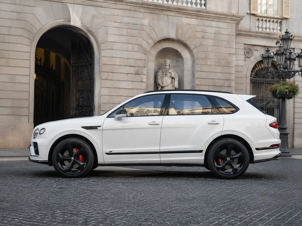 Bentley Bentayga V8-S 2024, exterior — Barcelona Luxury Car Rental, Barcelona. El Bentley Bentayga V8-S 2024 es un todoterreno de lujo de cinco plazas disponible en…