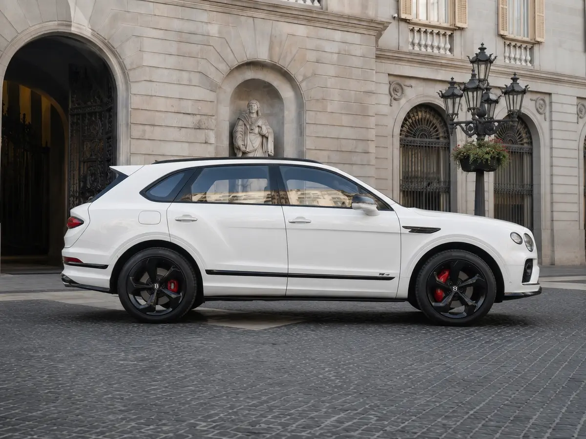 Bentley Bentayga V8-S 2024, vista frontal — Barcelona Luxury Car Rental, Barcelona. El Bentley Bentayga V8-S 2024 es un todoterreno de lujo de cinco plazas disponible en…