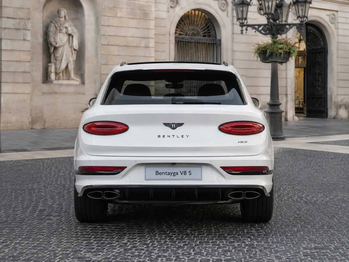 Bentley Bentayga V8-S 2024, vista trasera — Barcelona Luxury Car Rental, Barcelona. El Bentley Bentayga V8-S 2024 es un todoterreno de lujo de cinco plazas disponible en…