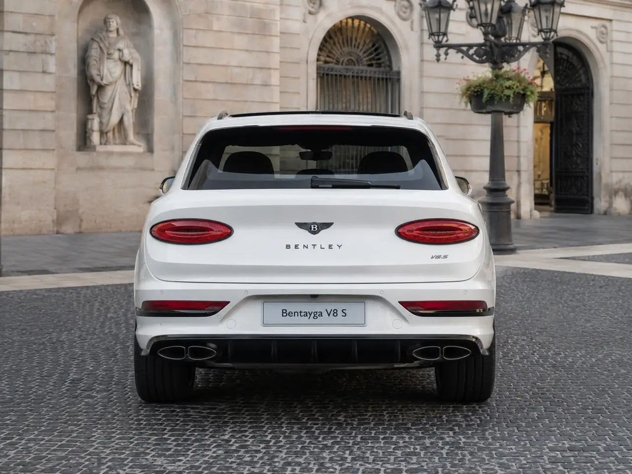 Bentley Bentayga V8-S 2024, vista trasera — Barcelona Luxury Car Rental, Barcelona. El Bentley Bentayga V8-S 2024 es un todoterreno de lujo de cinco plazas disponible en…