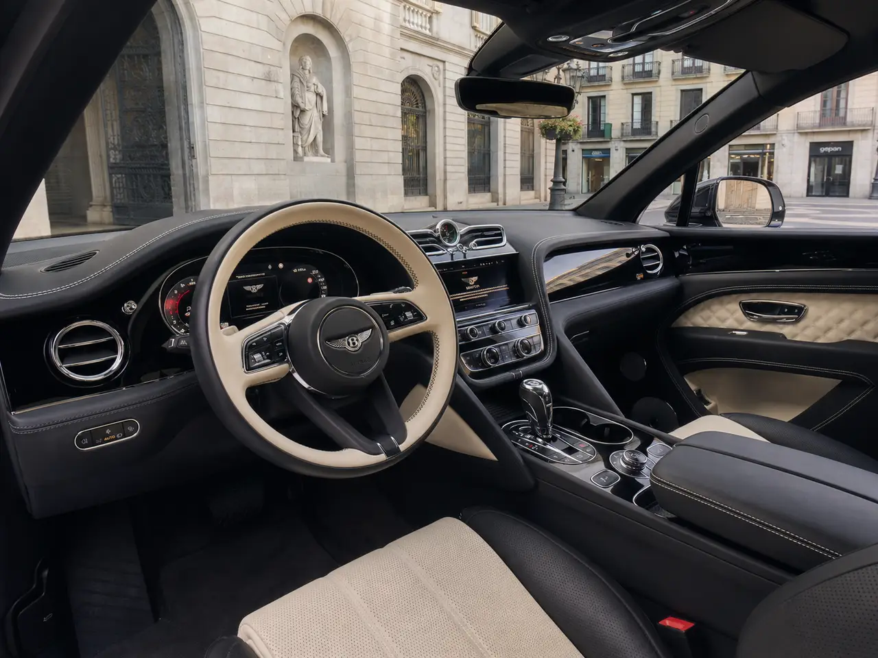 Bentley Bentayga V8-S 2024, interior — Barcelona Luxury Car Rental, Barcelona. El Bentley Bentayga V8-S 2024 es un todoterreno de lujo de cinco plazas disponible en…