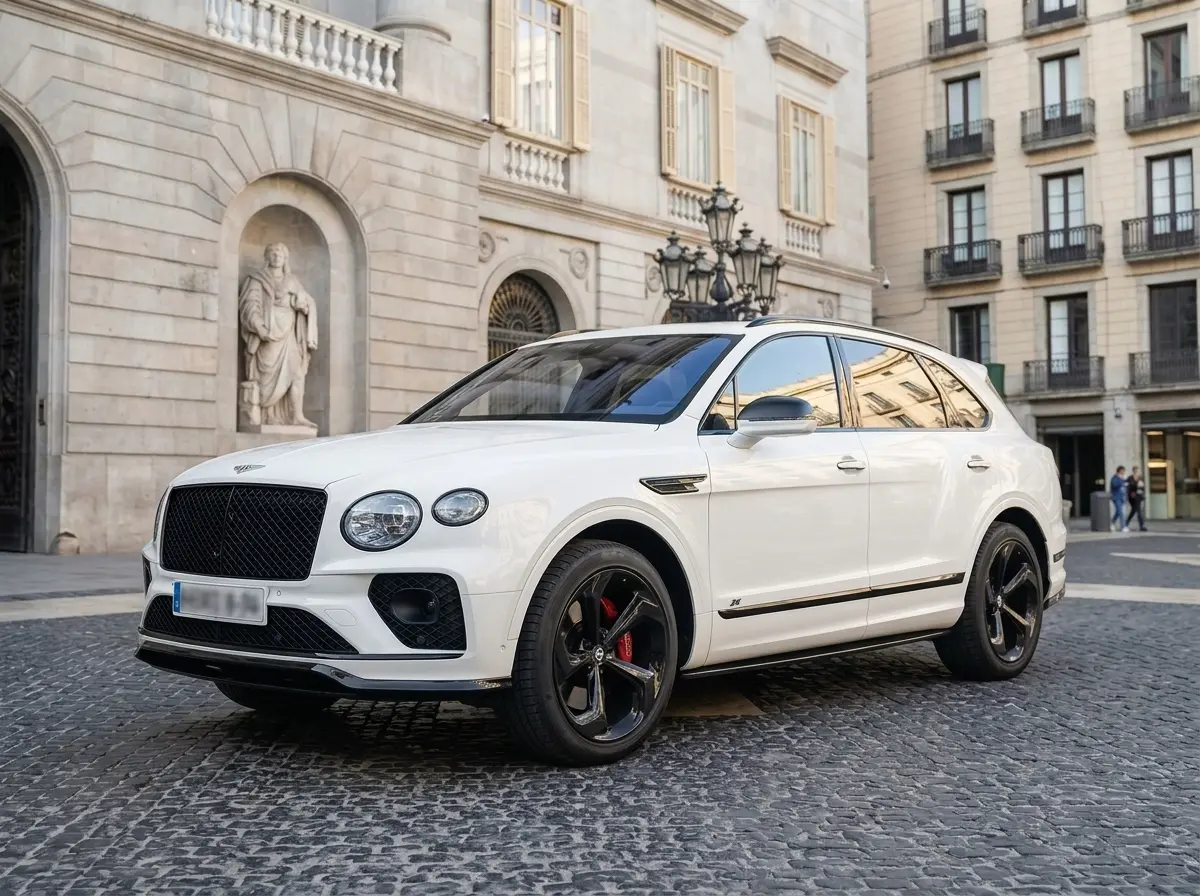Bentley Bentayga V8-S 2024 — Barcelona Luxury Car Rental, Barcelona. El Bentley Bentayga V8-S 2024 es un todoterreno de lujo de cinco plazas disponible en…