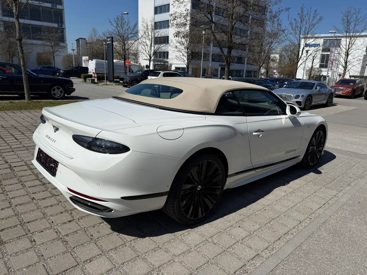 Bentley Continental GTC Speed 2025, exterior — Barcelona Luxury Car Rental, Barcelona. El Bentley Continental GTC Speed 2025 es un descapotable de gran turismo pensado para…