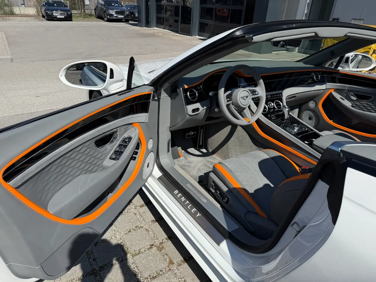 Bentley Continental GTC Speed 2025, vista frontal — Barcelona Luxury Car Rental, Barcelona. El Bentley Continental GTC Speed 2025 es un descapotable de gran turismo pensado para…