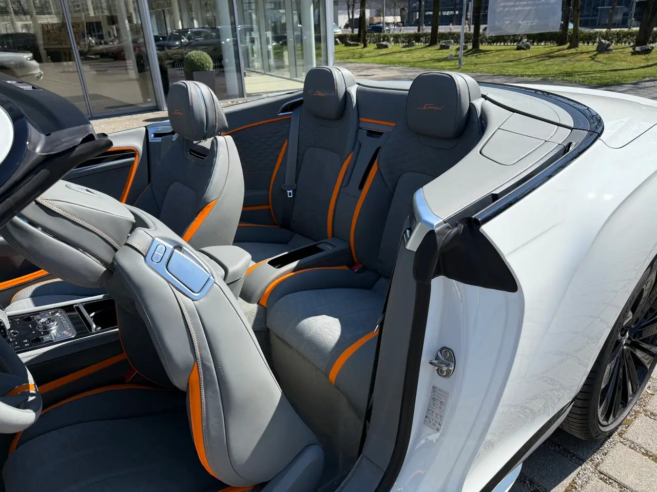 Bentley Continental GTC Speed 2025, vista trasera — Barcelona Luxury Car Rental, Barcelona. El Bentley Continental GTC Speed 2025 es un descapotable de gran turismo pensado para…