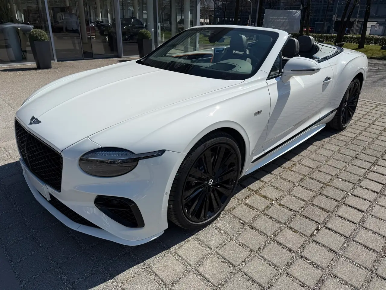 Bentley Continental GTC Speed 2025, salpicadero — Barcelona Luxury Car Rental, Barcelona. El Bentley Continental GTC Speed 2025 es un descapotable de gran turismo pensado para…