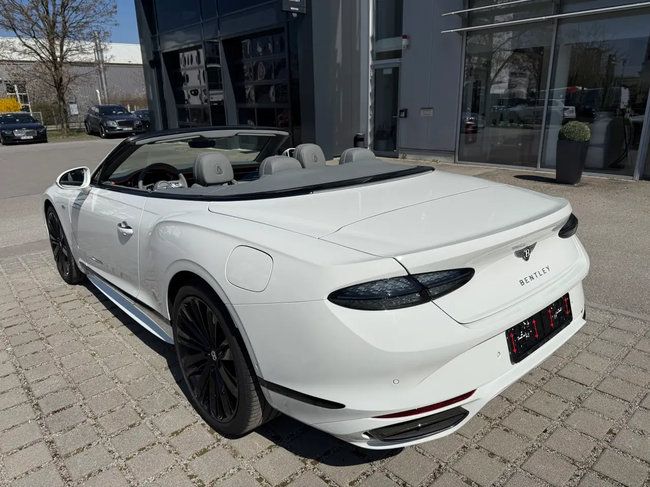 Bentley Continental GTC Speed 2025, perfil lateral — Barcelona Luxury Car Rental, Barcelona. El Bentley Continental GTC Speed 2025 es un descapotable de gran turismo pensado para…