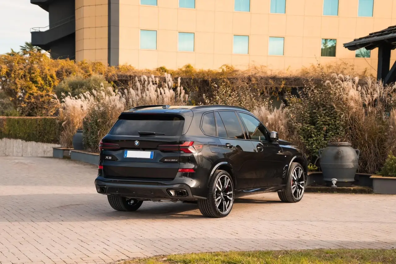 BMW X5 M-pack 30d 2025, вид спереди — Barcelona Luxury Car Rental, Барселона. BMW X5 M-pack 30d 2025 года — дизельный внедорожник с 286 лошадиными силами, рассчитанный…