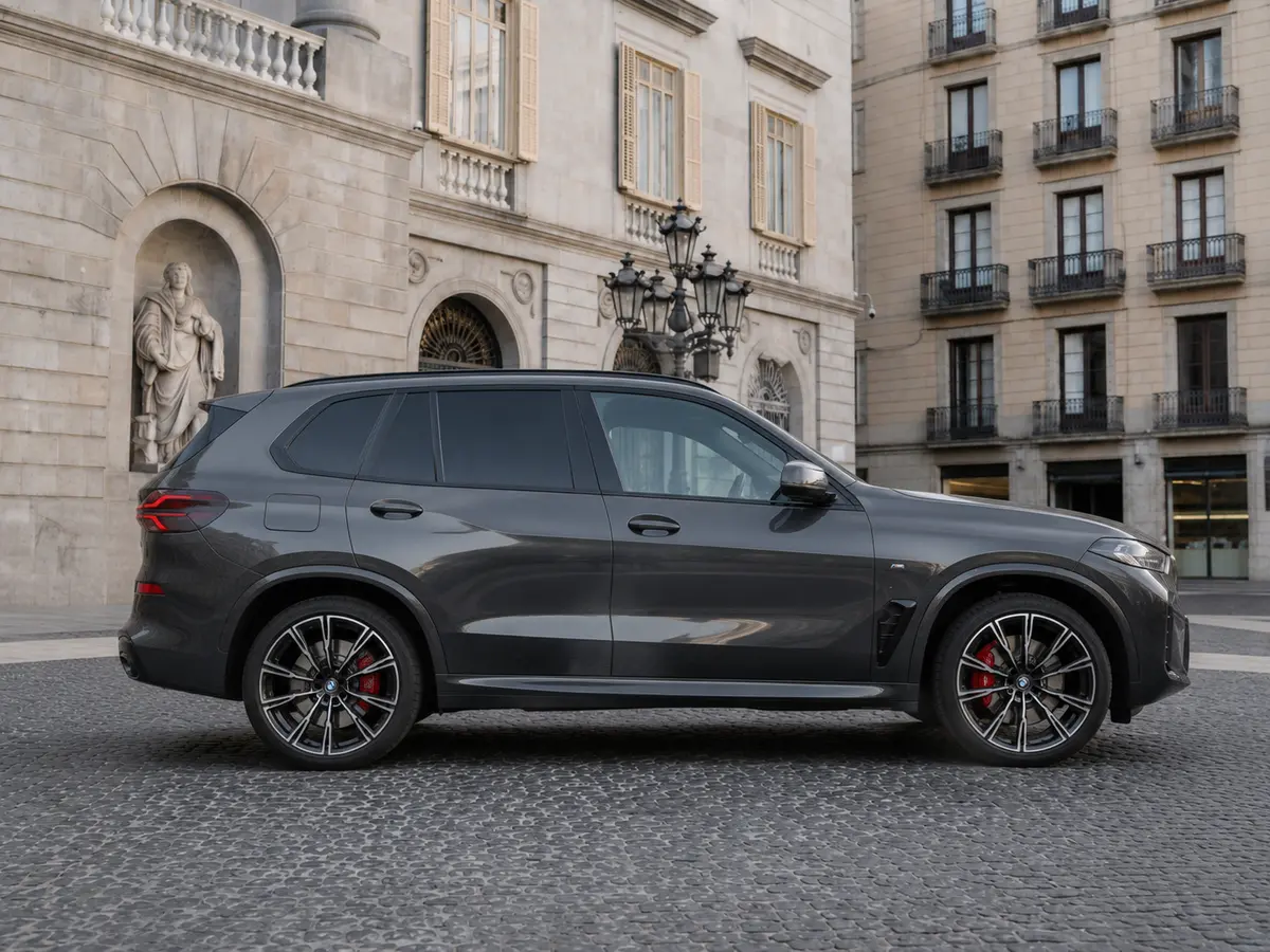 BMW X5 M-pack 30d 2025, exterior — Barcelona Luxury Car Rental, Barcelona. The 2025 BMW X5 M-pack 30d pairs a 286 hp diesel drivetrain with the composure expected…