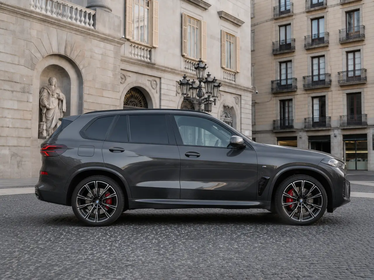 BMW X5 M-pack 30d 2025, exterior — Barcelona Luxury Car Rental, Barcelona. The 2025 BMW X5 M-pack 30d pairs a 286 hp diesel drivetrain with the composure expected…