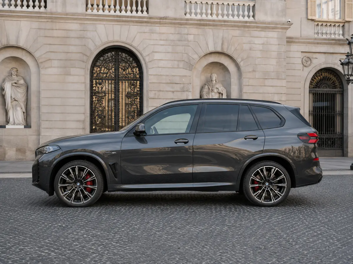 BMW X5 M-pack 30d 2025, front view — Barcelona Luxury Car Rental, Barcelona. The 2025 BMW X5 M-pack 30d pairs a 286 hp diesel drivetrain with the composure expected…