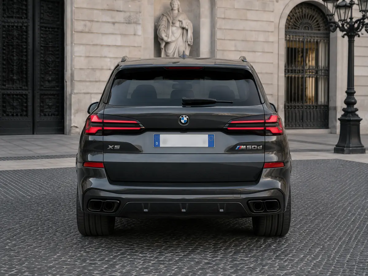 BMW X5 M-pack 30d 2025, rear view — Barcelona Luxury Car Rental, Barcelona. The 2025 BMW X5 M-pack 30d pairs a 286 hp diesel drivetrain with the composure expected…