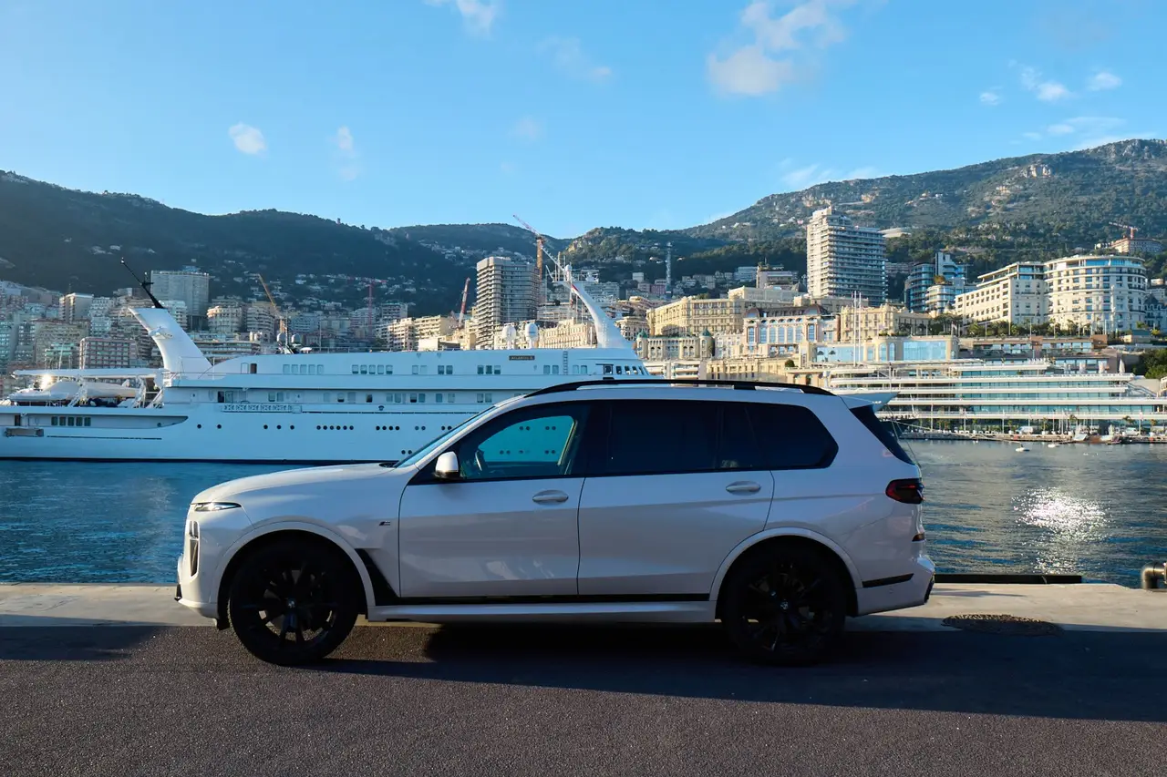 BMW X7 40d M 2024, exterior — Barcelona Luxury Car Rental, Barcelona. The 2024 BMW X7 40d M brings seven seats and 352 hp to a segment where most luxury SUVs…
