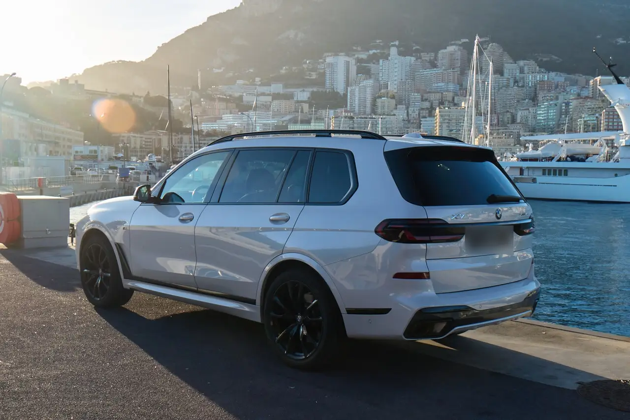 BMW X7 40d M 2024, front view — Barcelona Luxury Car Rental, Barcelona. The 2024 BMW X7 40d M brings seven seats and 352 hp to a segment where most luxury SUVs…