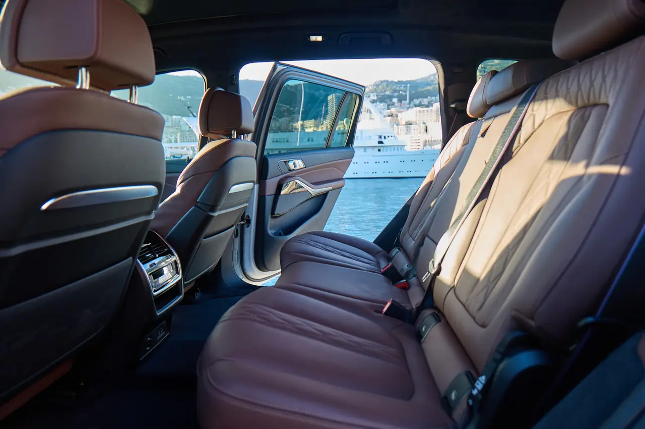 BMW X7 40d M 2024, rear view — Barcelona Luxury Car Rental, Barcelona. The 2024 BMW X7 40d M brings seven seats and 352 hp to a segment where most luxury SUVs…