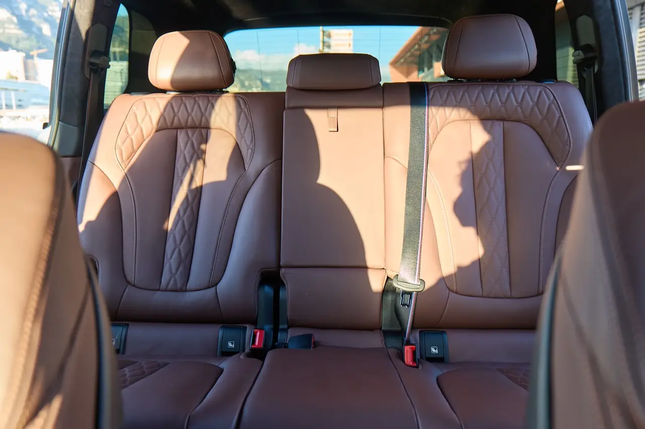 BMW X7 40d M 2024, dashboard — Barcelona Luxury Car Rental, Barcelona. The 2024 BMW X7 40d M brings seven seats and 352 hp to a segment where most luxury SUVs…