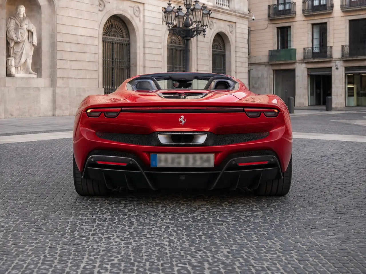 Ferrari 296 GTS Spider 2024, vue avant — Barcelona Luxury Car Rental, Barcelone. La Ferrari 296 GTS Spider allie un moteur V6 hybride de 819 ch à une architecture…